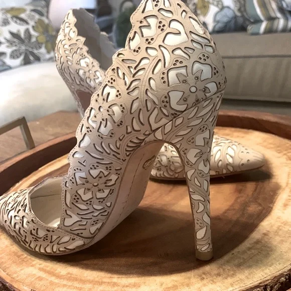Alice & Olivia Dina Rose Laser Cut Hard to find  size 37 - Picture 5 of 16
